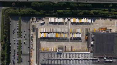 Biandrate 'deki otoyol boyunca bir dağıtım merkezinin yukarıdan aşağıya hava görüntüsü, süpermarket gıda hazırlık merkezi..