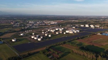 Volpiano, İtalya 'da petrol deposu. Sıvı gazları çağıran kimyasal maddeler, petrol ürünleri konteynırlarda. Hava görünümü.