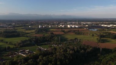 Volpiano, İtalya 'da petrol deposu. Sıvı gazları çağıran kimyasal maddeler, petrol ürünleri konteynırlarda. Hava görünümü.