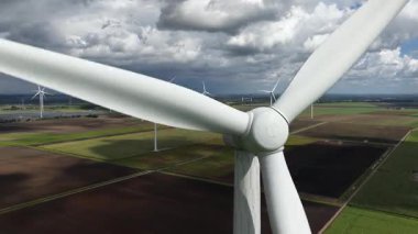 Rüzgar enerjisi, temiz enerji ve yenilenebilir elektrik üretimi. Dramatik manzara. Hollanda 'da. Hava görünümü.