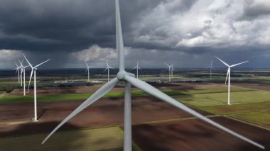 Rüzgar enerjisi, temiz enerji ve yenilenebilir elektrik üretimi. Dramatik manzara. Hollanda 'da. Hava görünümü.