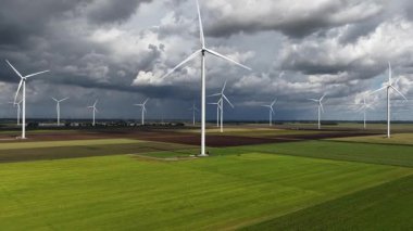 Rüzgar enerjisi, temiz enerji ve yenilenebilir elektrik üretimi. Dramatik manzara. Hollanda 'da. Hava görünümü.