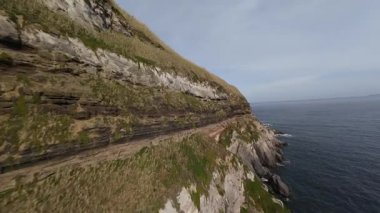 uçurum sörfü, kıyı şeridi ve uçurumlar, özgürlük, doğa, rahatlatıcı manzaralar, FPV hava klibi.