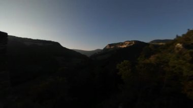 Ortaçağ İsviçre şatosu harabeleri. Neu Falkenstein şatosu İsviçre 'de harabe. FPV drone videosu.