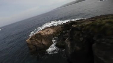 uçurum sörfü, kıyı şeridi ve uçurumlar, özgürlük, doğa, rahatlatıcı manzaralar, FPV hava klibi.