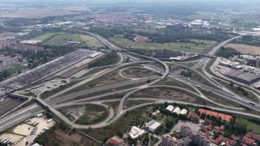 Kuzey İtalya 'da Torino, seyahat, hava manzarası çevresindeki karmaşık altyapı, otoyollar ve otoyollar