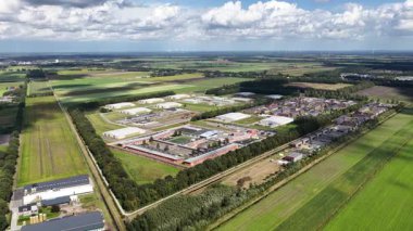 AZC Ter Apel, sığınmacılar merkezi, resepsiyon ve kayıt tesisi, mimari bileşiğin hava manzarası.