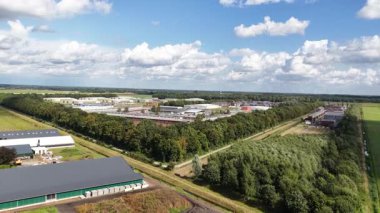 AZC Ter Apel, sığınmacılar merkezi, resepsiyon ve kayıt tesisi, mimari bileşiğin hava manzarası.