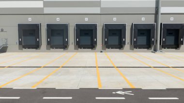 Yükleme ve boşaltma için kamyon iskelesi lojistik deposu boş uzay kapısı. Hava görünümü.