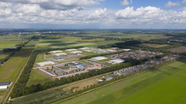 AZC Ter Apel, sığınmacılar merkezi, resepsiyon ve kayıt tesisi, mimari bileşiğin hava manzarası.