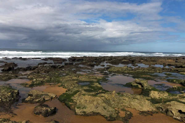 Fale Odpływu Skalista Plaża Ocean Przeciw Błękitne Niebo Pochmurne Seascape — Zdjęcie stockowe