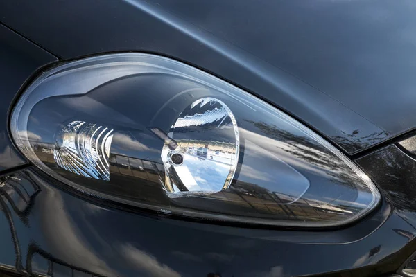 つの近代的な車両のヘッドランプのデザインのクローズ アップ — ストック写真
