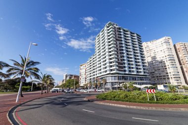 Durban, Güney Afrika - 12 Mart 2018: boş mesire ve dolambaçlı Güney Afrika mavi bulutlu Durban sahil cityscape karşı