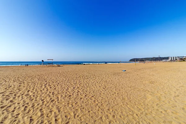 顔表示の前面 ダーバンのビーチ フロントの砂 海と青空 — ストック写真