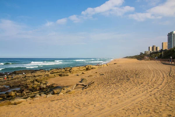 Umhlanga Beach front met de getijdenpoelen en de promenade — Stockfoto