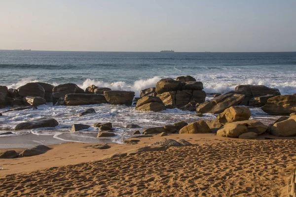 Wellen brechen an Felsen an der Küste von Durban — Stockfoto