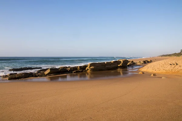 Areia lisa da praia após a água Recedes — Fotografia de Stock