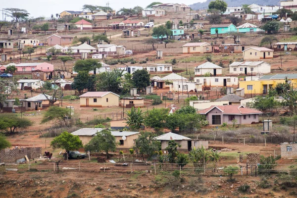 Cabanes et logements informels construits sur la colline — Photo