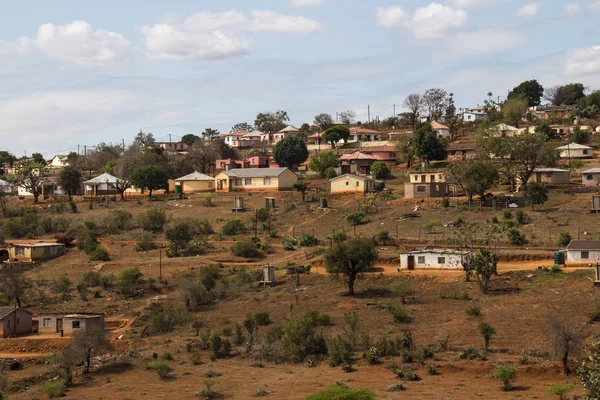 Cabañas rurales construidas en la ladera — Foto de Stock