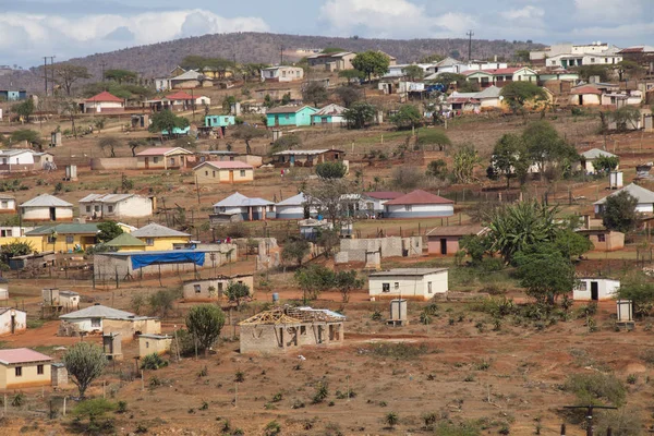 Landdistrikterne boliger spredt over bjergskråningen - Stock-foto