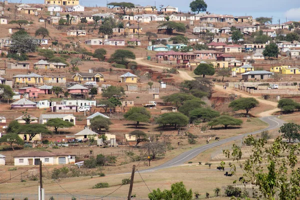 Logement rural éparpillé sur la colline — Photo