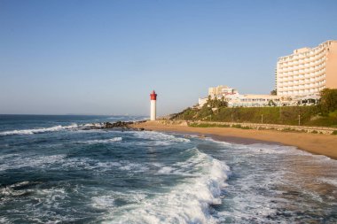 Dalgalar ile Umhlanga de Deniz Feneri 