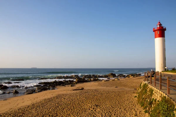 El faro y la playa de Umhlanga con paseo marítimo — Foto de Stock