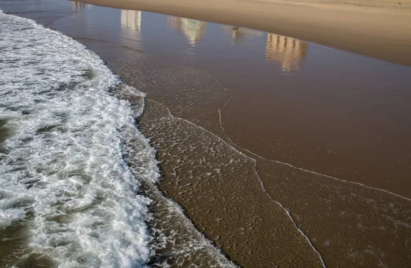 Seafront Buildings Reflecting in Shallow Water — Stock Photo, Image