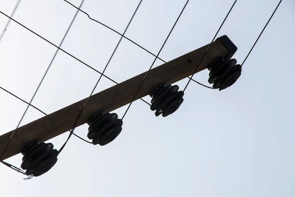 Poleas hilos de alambre y metal formando cerca eléctrica — Foto de Stock
