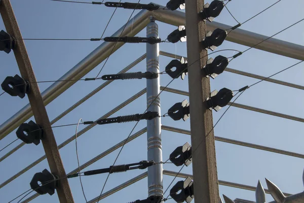 Componentes de una cerca eléctrica contra el cielo azul — Foto de Stock