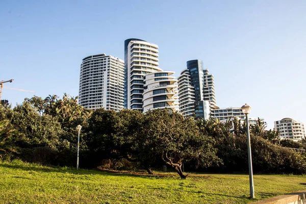 Edificios residenciales altos mejorados y hoteles bordean la playa —  Fotos de Stock