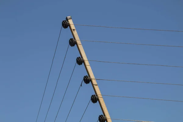 Poleas hilos de alambre y metal formando cerca eléctrica — Foto de Stock