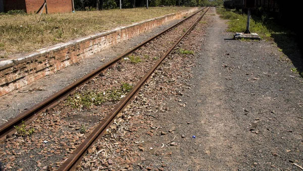 Rostfri järnvägslinje på oanvänt sidospår — Stockfoto