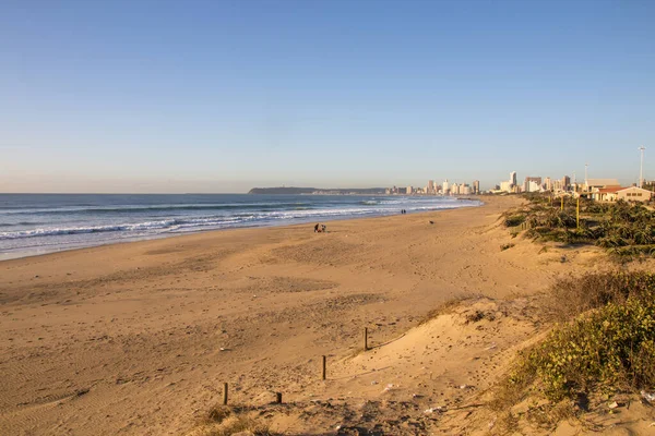 Durban 'da kum tepeleri ve deniz — Stok fotoğraf