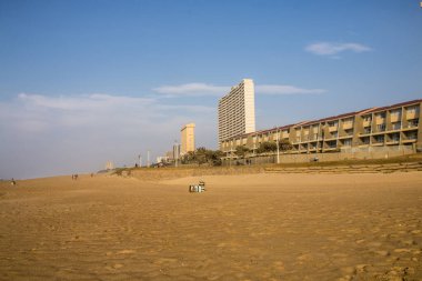 Konut binalarıyla kaplı kumsalın esnemesi