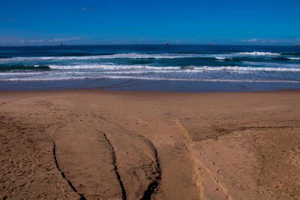 Sand Strand Und Tiefblaues Meer Mit Schiffen Horizont — Stockfoto