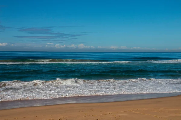 Strech Praia Com Céu Azul Nuvens Horizonte — Fotografia de Stock