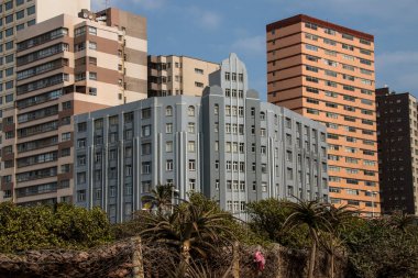 Durban 'ın altın mili üzerinde mavi gökyüzüne karşı oteller