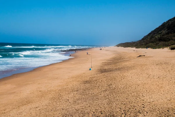 Areia Praia Expansiva Com Oceano Azul Profundo Céu Claro — Fotografia de Stock