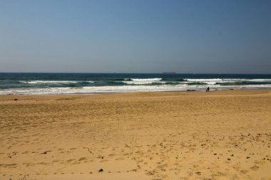 Plaj kumları ve derin mavi deniz, Durban Güney Afrika