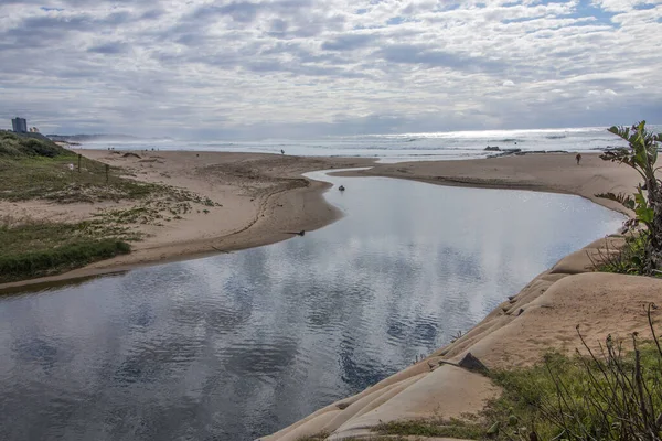 Nuages Réfléchissant Sur Rivière Qui Coule Dans Mer — Photo