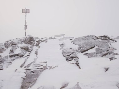 Trek sis ve kar yağışı, tehlikeli hava ile dağlarda kış manzara