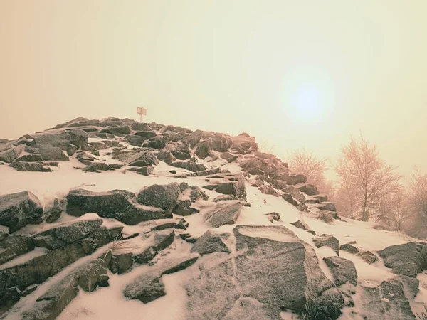 Invierno Pintoresco Caminata Montañas Con Niebla Nevadas Clima Peligroso — Foto de Stock