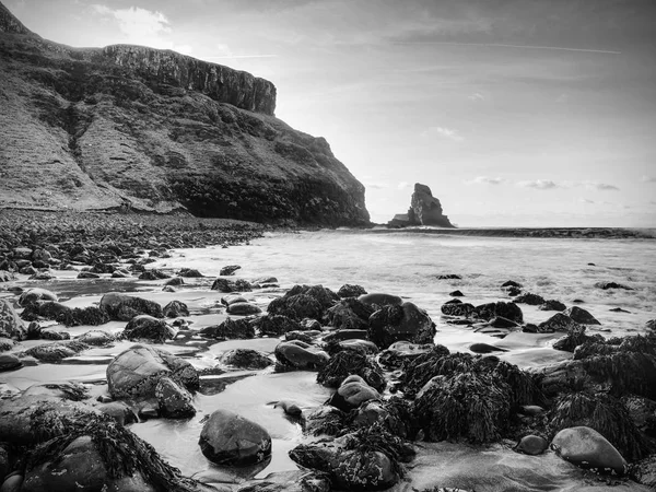 Güneş battıktan sonra sakin taşlı bay İskoçya'da. Yavaş çekim hızı yumuşak su seviyesi ve rüya gibi etkisi