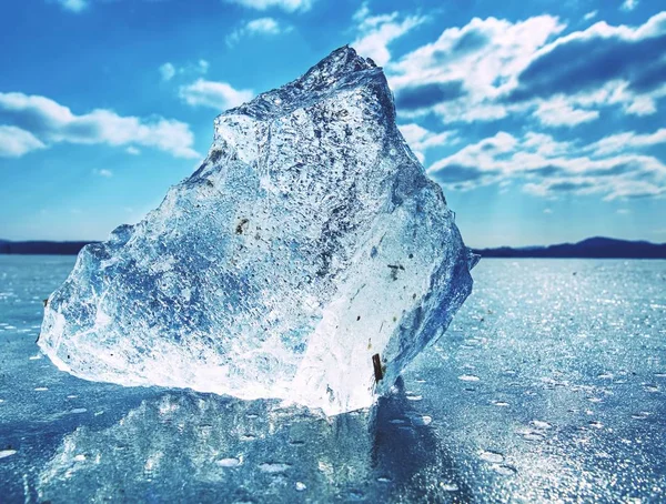 Большой Кусок Льда Абстрактными Трещинами Внутри Ледяной Блок Замороженными Пузырями — стоковое фото