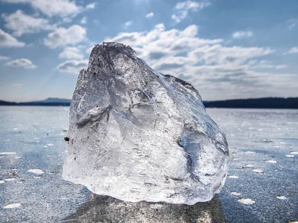 Picture Açık Buz Arkasında Büyüleyici Kış Güneş Gizlenmiştir Buz Parçası — Stok fotoğraf