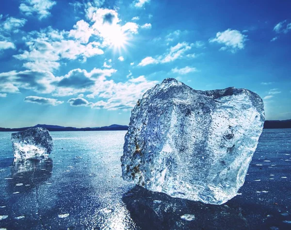 Eisscholle Gefrorener Oberfläche Mit Vielen Spiegelungen Blauer Himmel Hintergrund Zugefrorener — Stockfoto