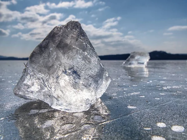 Eisscholle Gefrorener Oberfläche Mit Vielen Spiegelungen Blauer Himmel Hintergrund Zugefrorener — Stockfoto