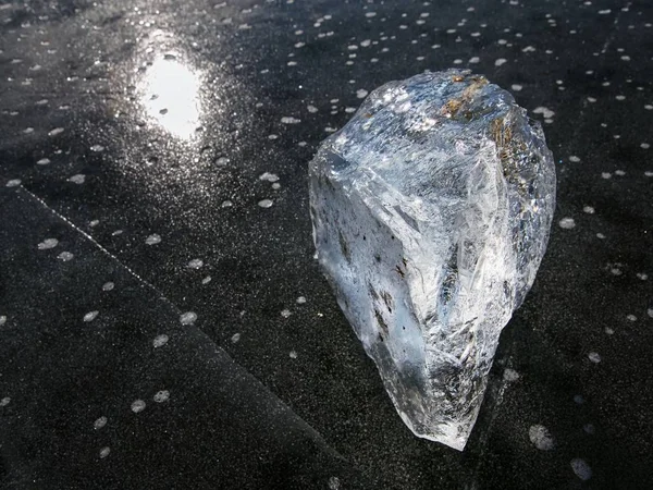 Burbujas Congeladas Hielo Fino Colorido Trozo Hielo Con Reflejos Rayos —  Fotos de Stock