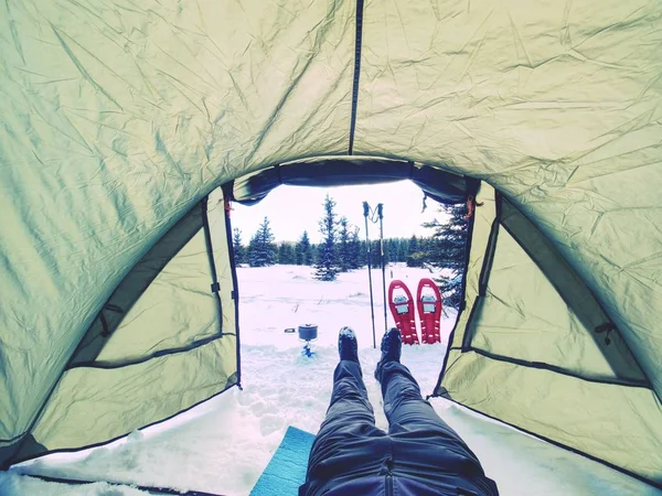 雪の中のテントの前で調理 冬の森でのキャンプ 焚き火キャンプファイヤーを作る 携帯用のガスコンロと火 雪の風景と料理 — ストック写真